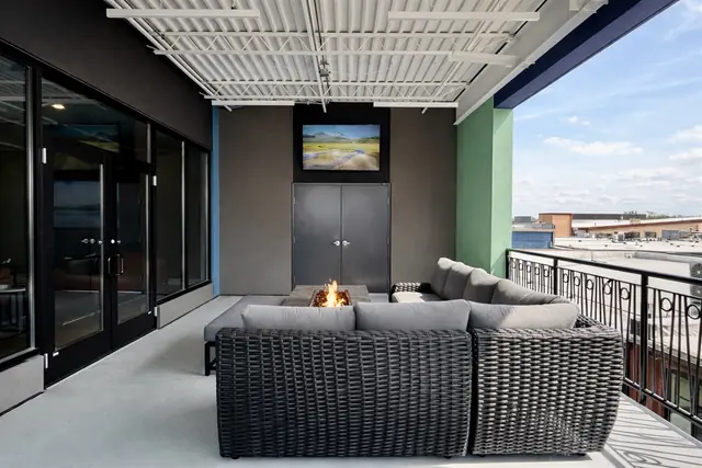 Ultra Luxury Nulu Penthouse Hot Tub Kings City Views: Covered terrace lounge