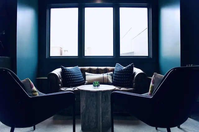 Tartan House Nulu: Lounge seating by the windows