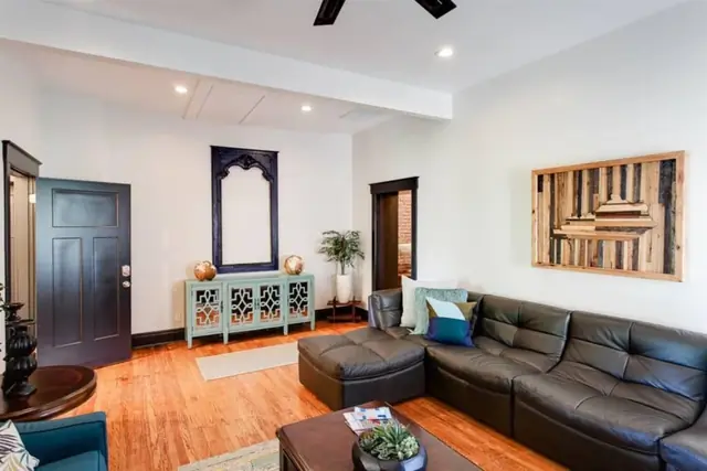The Grande Highland – 8 BR Historic Home in Louisville's Cherokee Triangle: Living room with sectional