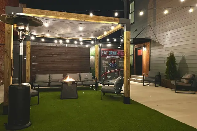 Bungalou Cinema Suites: Covered patio with fire table