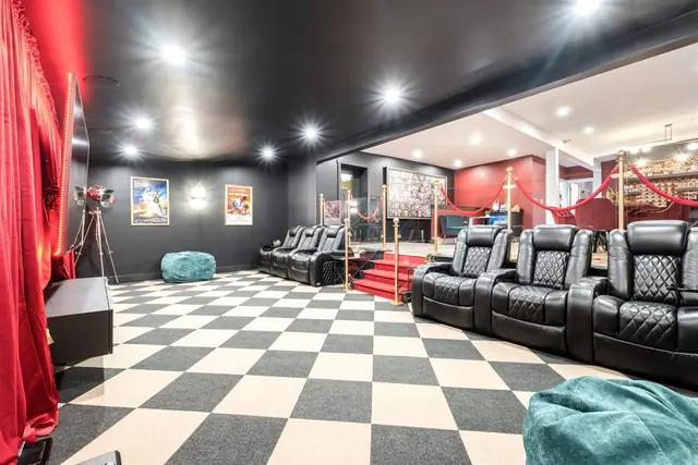 Bungalou Cinema Suites: Home cinema with recliners