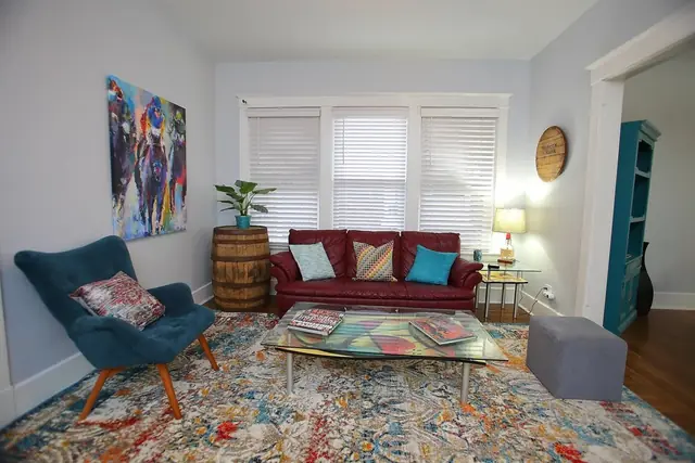 Bardstown Loft Retreat: Living room with red leather sofa