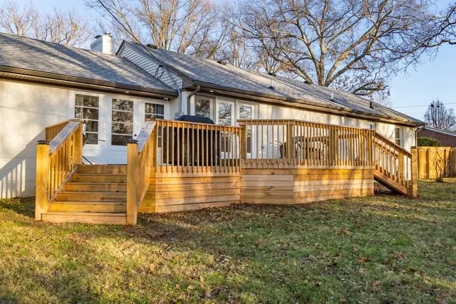 3BR Near EVERYTHING: Back deck and yard