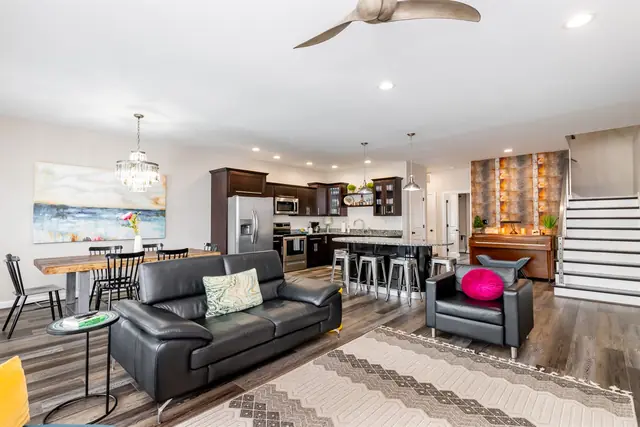 Highlands Lookout Stay | BNBLouisville: Open living room, kitchen and dining area