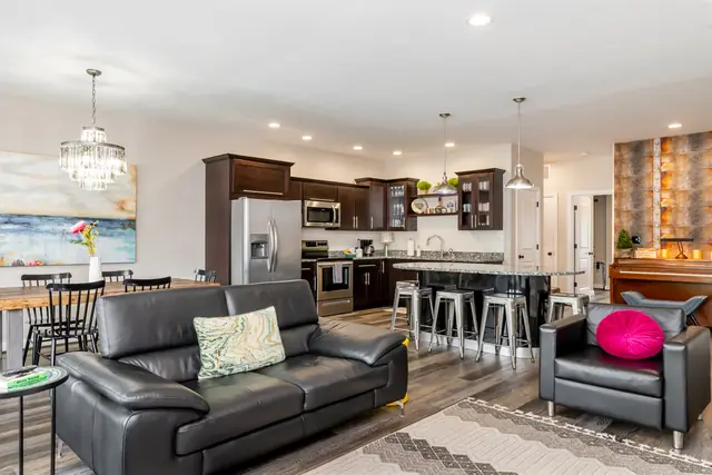 Highlands Lookout Stay | BNBLouisville: Living area with leather sofa and kitchen