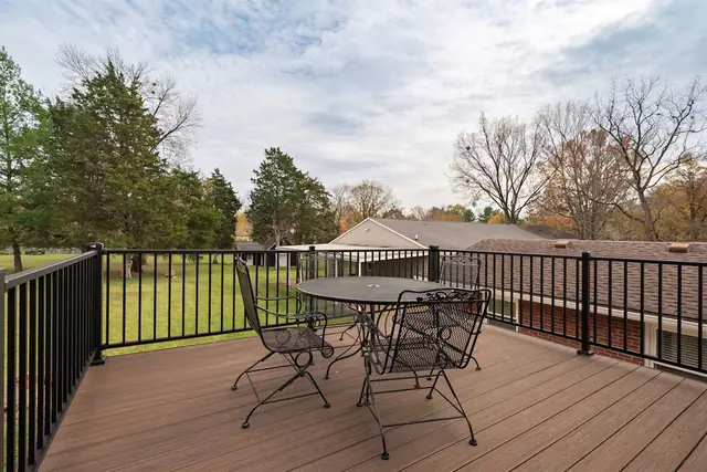 Bourbon Trail Estate: Deck overlooking the yard