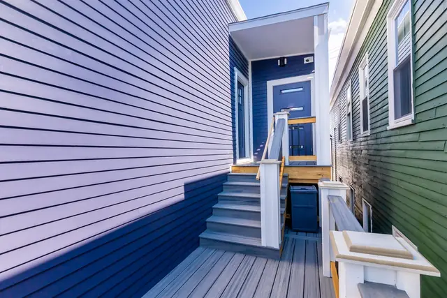 Single Malt: Entry stairs and deck