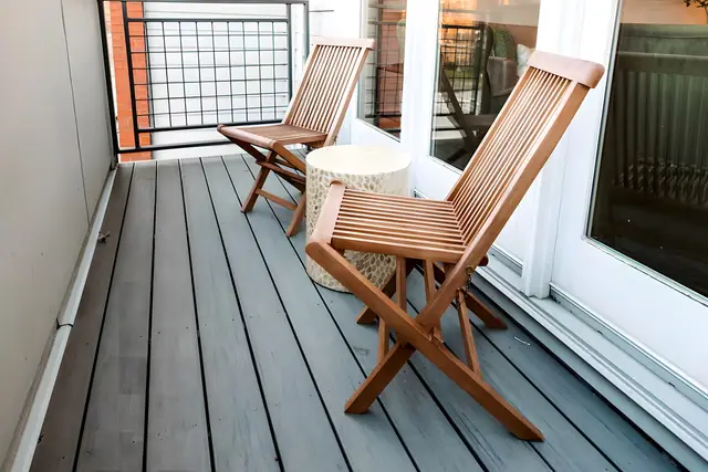 Gorgeous NuLu 2BR Retreat with Private Parking: Balcony with folding chairs