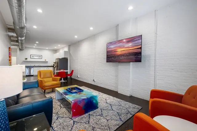 Nulu Marketplace Double Play: Vacation Rentals Louisville KY: Living room with TV and colorful coffee table