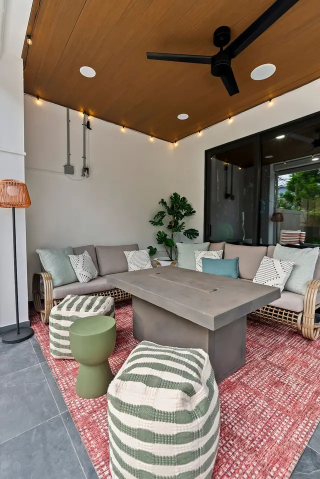 The Hibiscus House: Covered patio seating