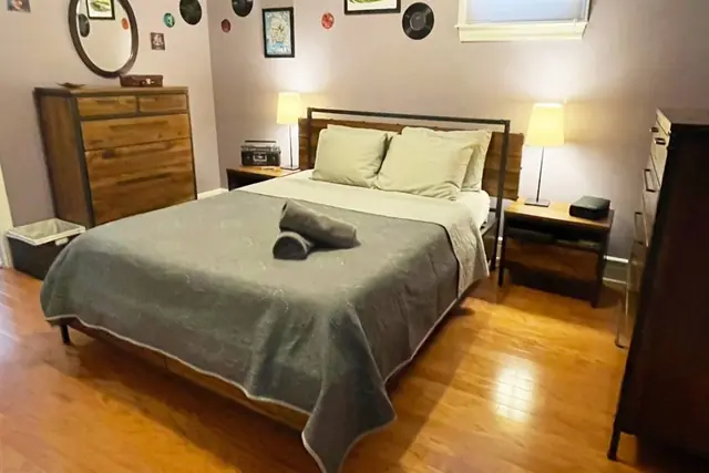 Garden Retreat: Primary bedroom with queen bed