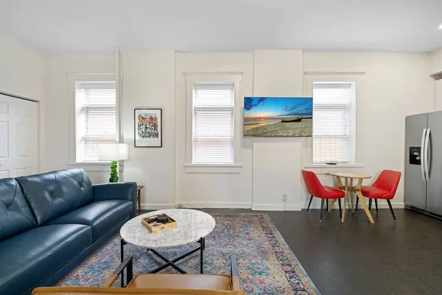 Kentucky Stays: Living room with leather sofa