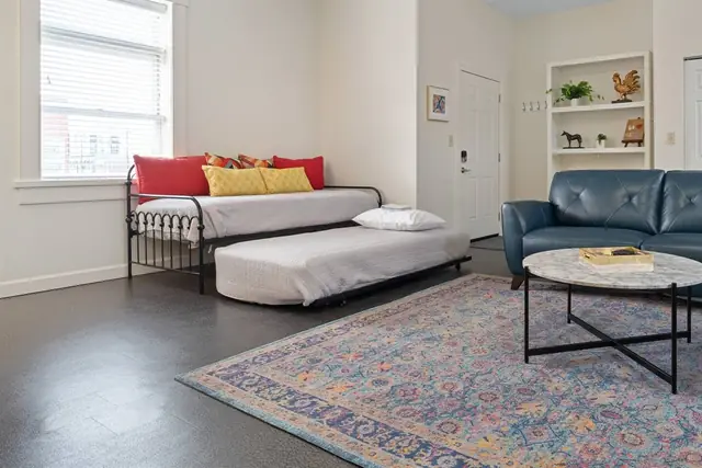 Kentucky Stays: Daybed with trundle in the living room