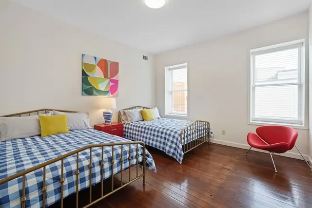 Kentucky Stays: Bedroom with two beds