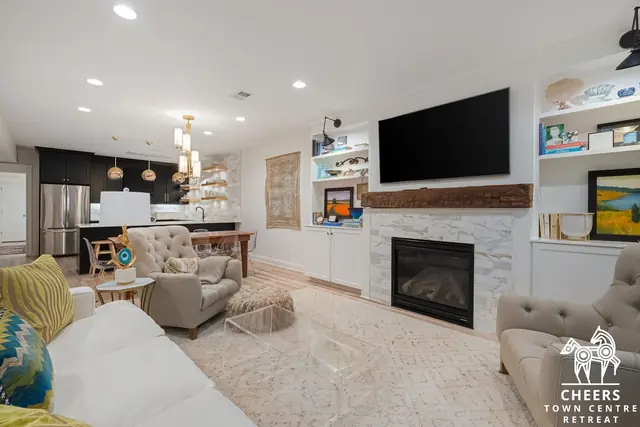 Cheers Town Centre Retreat Norton Commons Luxury Condo: Open living area