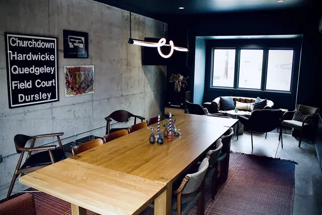 Tartan House Nulu: Long dining table