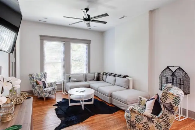 The Grande Highland – 8 BR Historic Home in Louisville's Cherokee Triangle: Sitting room with sectional