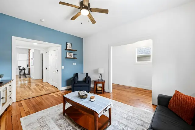 Louisville Grand Charm 8 Bedroom Retreat | Sleeps 22: Living room with blue accent wall