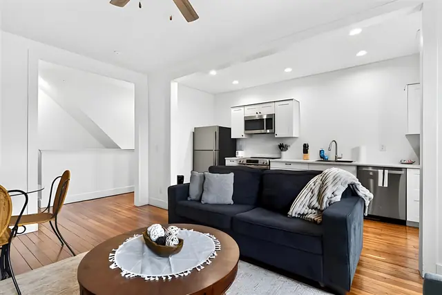 Louisville Grand Charm 8 Bedroom Retreat | Sleeps 22: Living room and kitchen