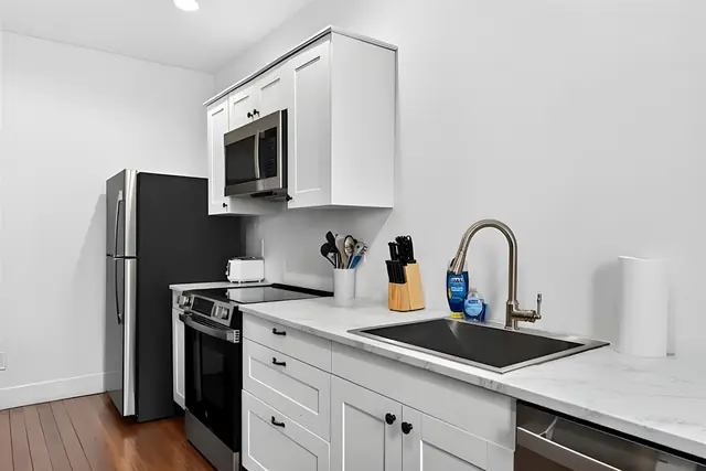 Louisville Grand Charm 8 Bedroom Retreat | Sleeps 22: Kitchen with stainless appliances