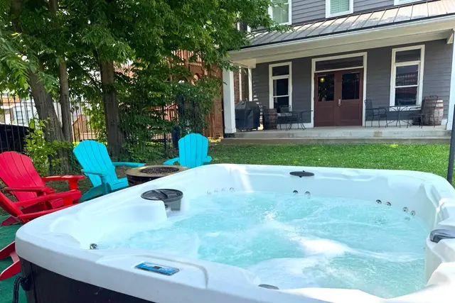 Highlands Magnum: Hot tub in the backyard