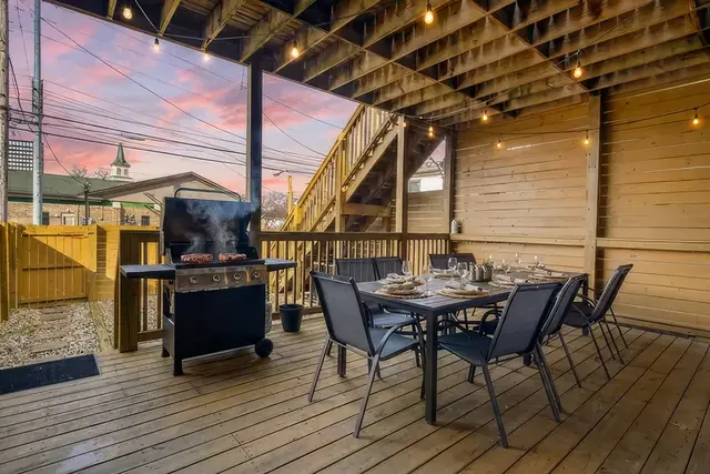 Churchill Backside-Bourbon Trail, EXPO & Derby!: Covered deck with dining table and grill