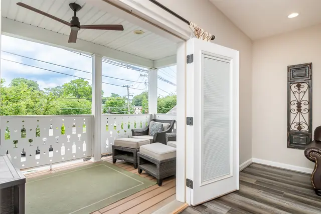 Highlands Lookout Stay | BNBLouisville: Balcony doors opening to the covered balcony