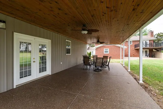Bourbon Trail Estate: Covered patio with dining set