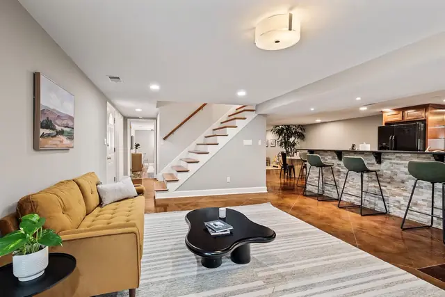 Bourbon Trail Estate: Open living area with staircase and kitchen bar