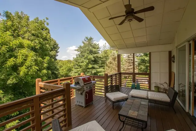 Top Hill: Covered deck with outdoor seating