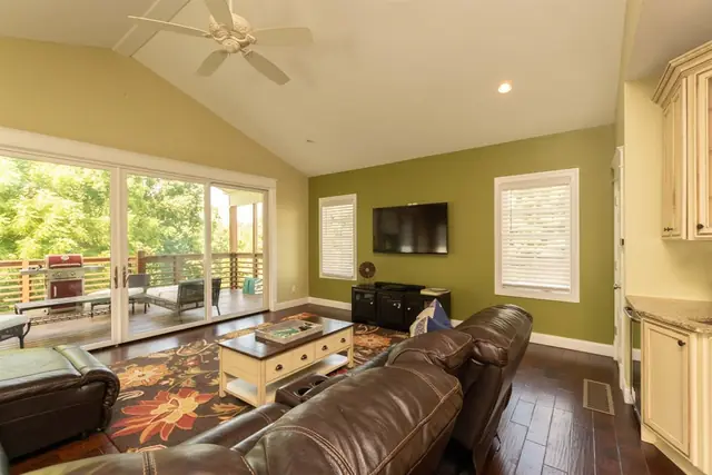 Top Hill: Living room with leather sectional