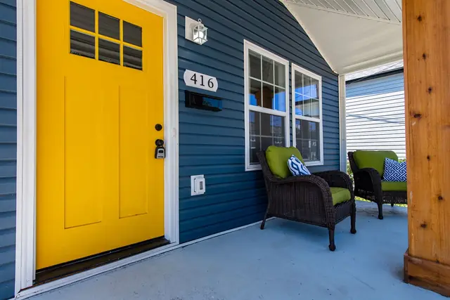 Spacious 3BR BNB Louisville | Near Expo, Derby & Downtown: Front door and porch