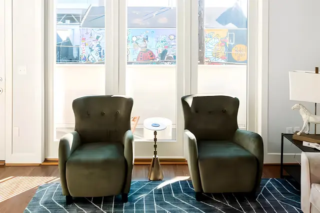 Gorgeous NuLu 2BR Retreat with Private Parking: Sitting area with green armchairs