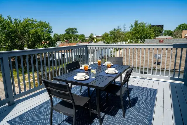 Triple Crown Retreat: Rooftop deck dining area