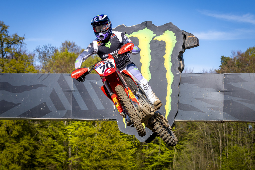 Easter Eggs-Ellence For Victorious Fernandez And De Wolf