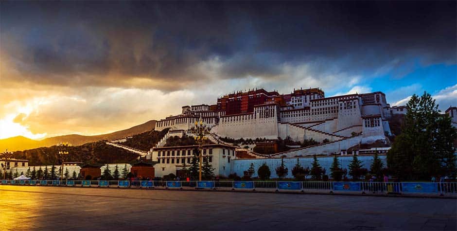 Lhasa Travel Guide • Location, Tours I Tibet Travel and Tours