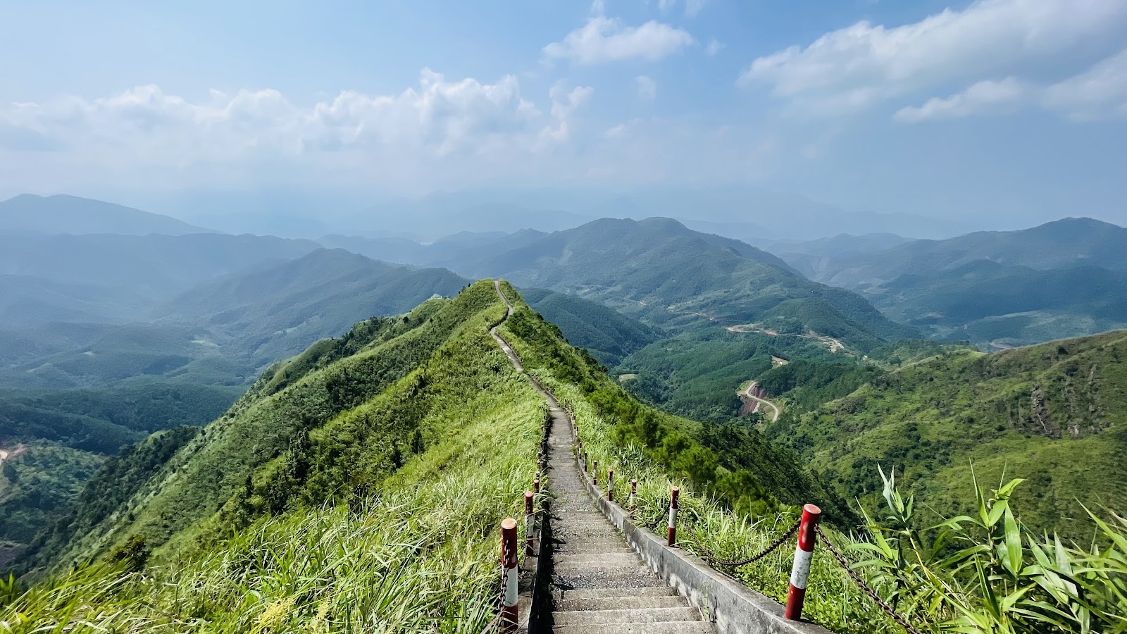 Con đường nhỏ men theo sống núi