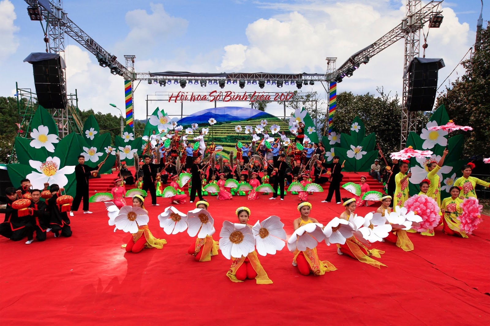 Tiết mục múa trong ngày hội