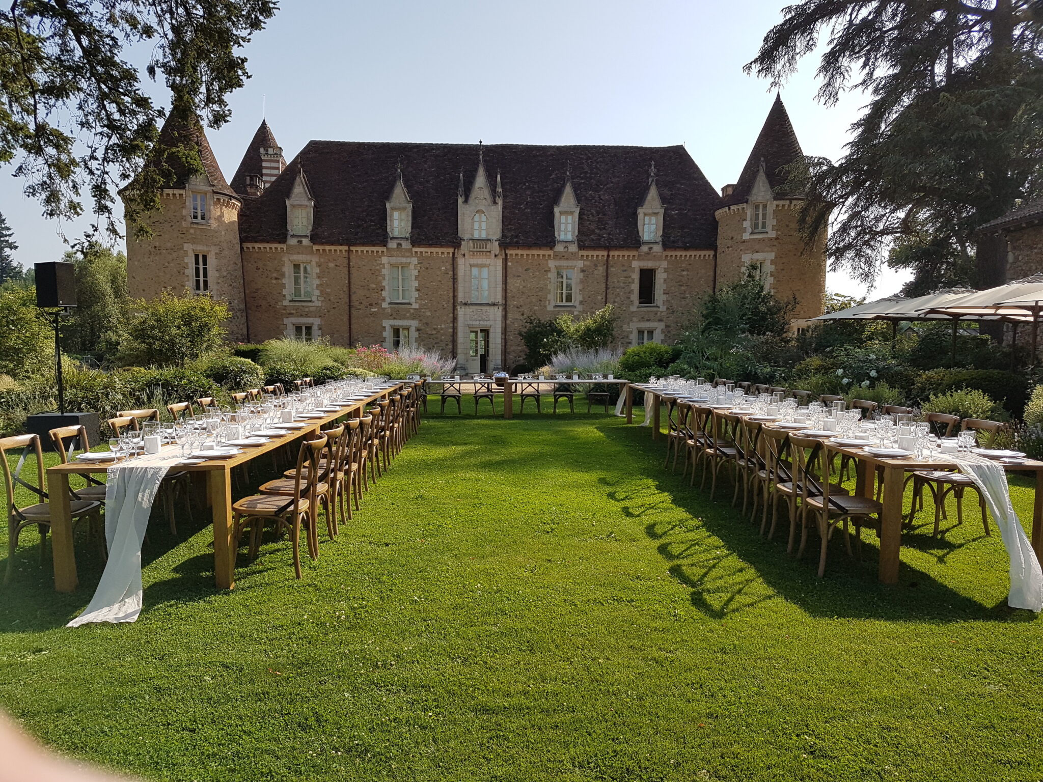 Domain-des-Etangs-Massignac-France-Banquet-Jardin-Longère.jpg