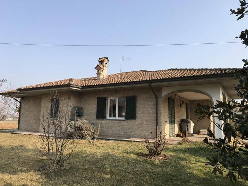 Villa in vendita a Alessandria, Lobbi