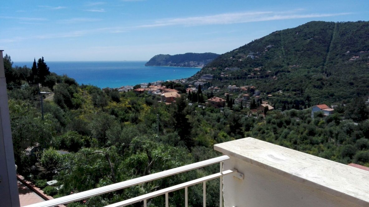 VILLA VISTA MARE IN VENDITA AD ALASSIO