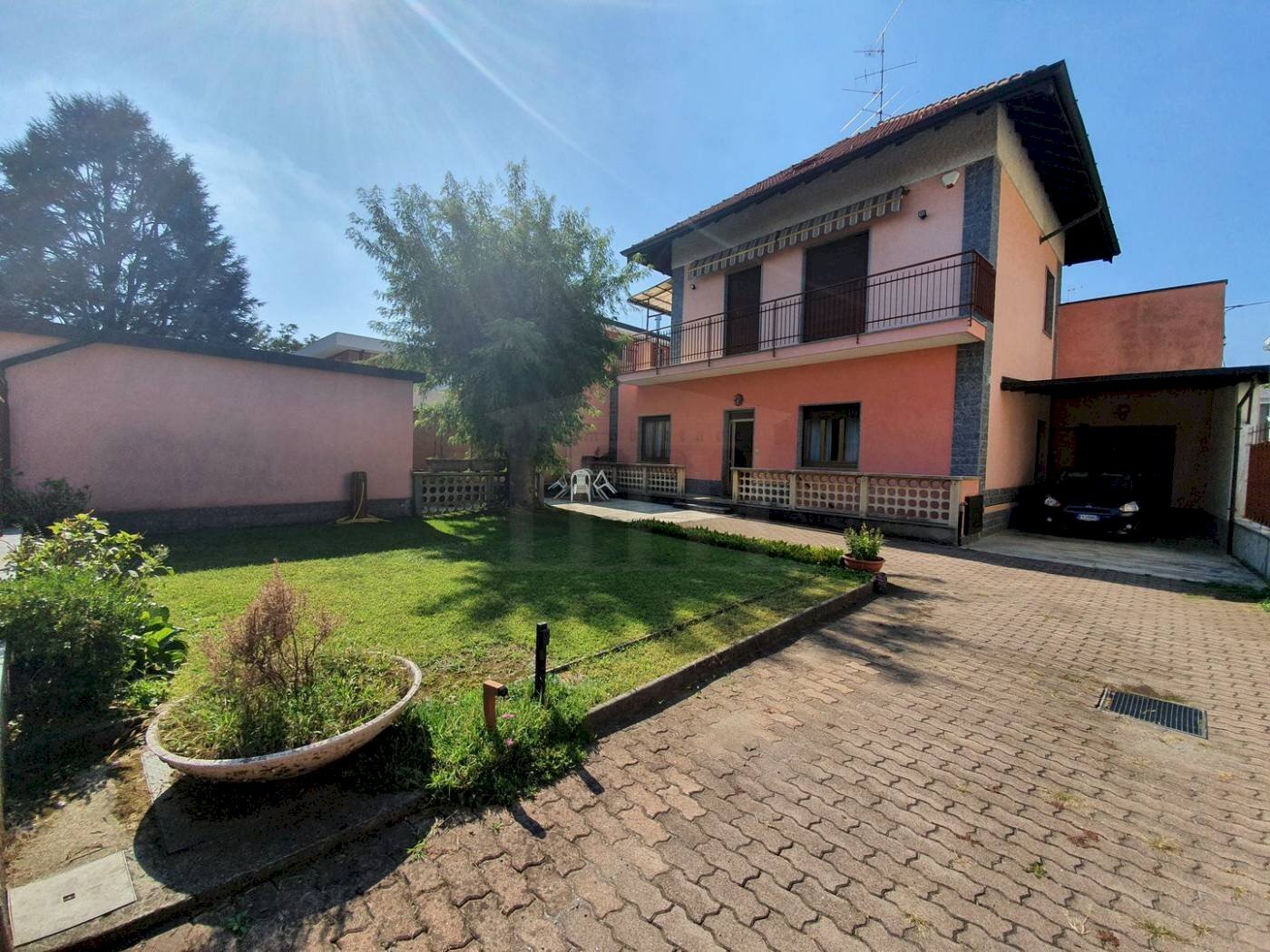 VILLA INDIPENDENTE + GIARDINO E LABORATORIO