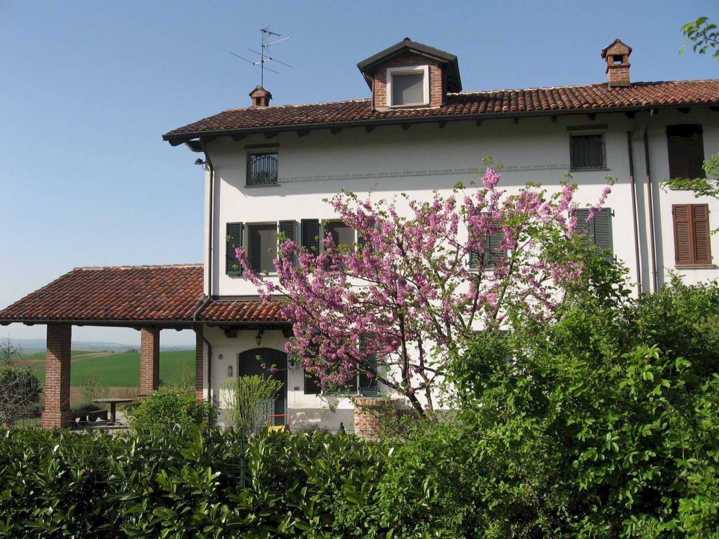 VENDESI CASALE D'EPOCA RISTRUTTURATA IN COLLINA