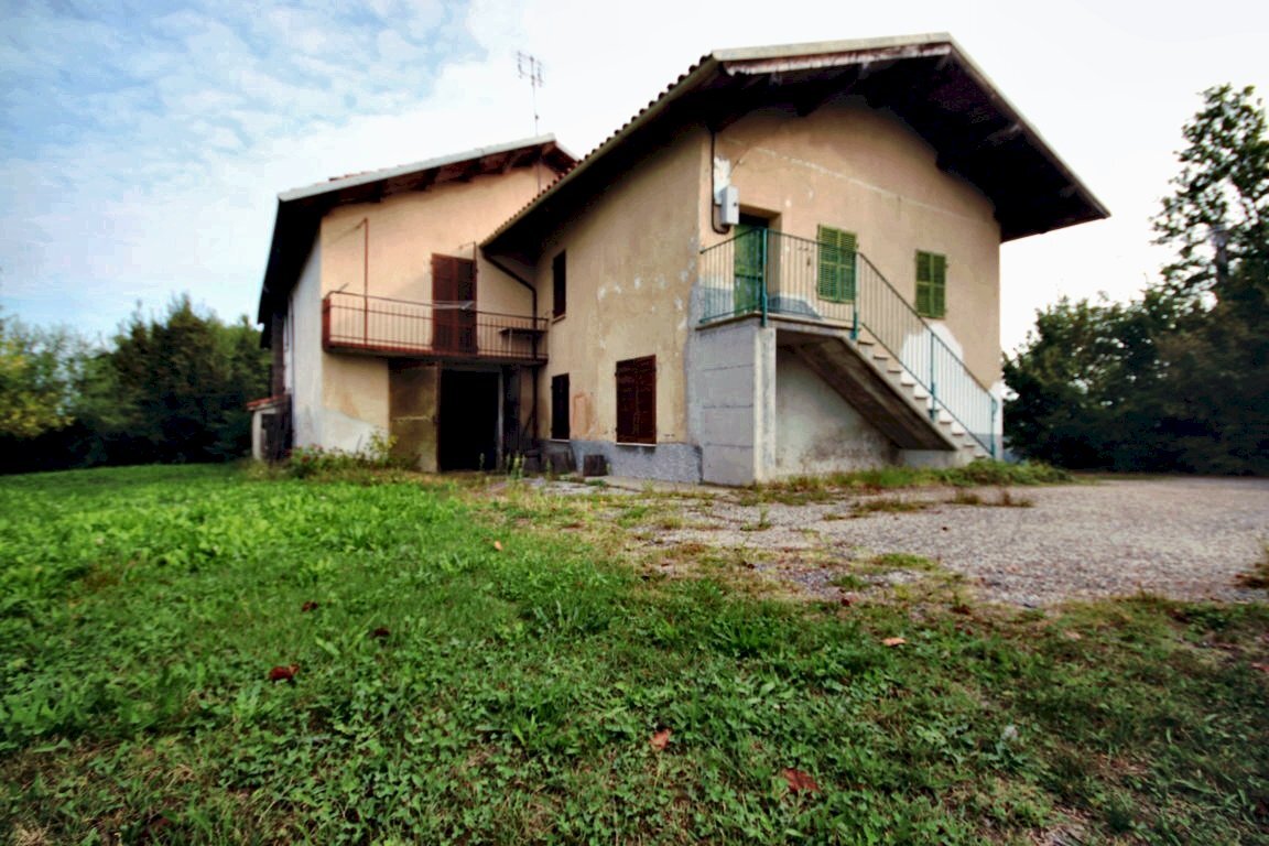 cascinale in posizione panoramica