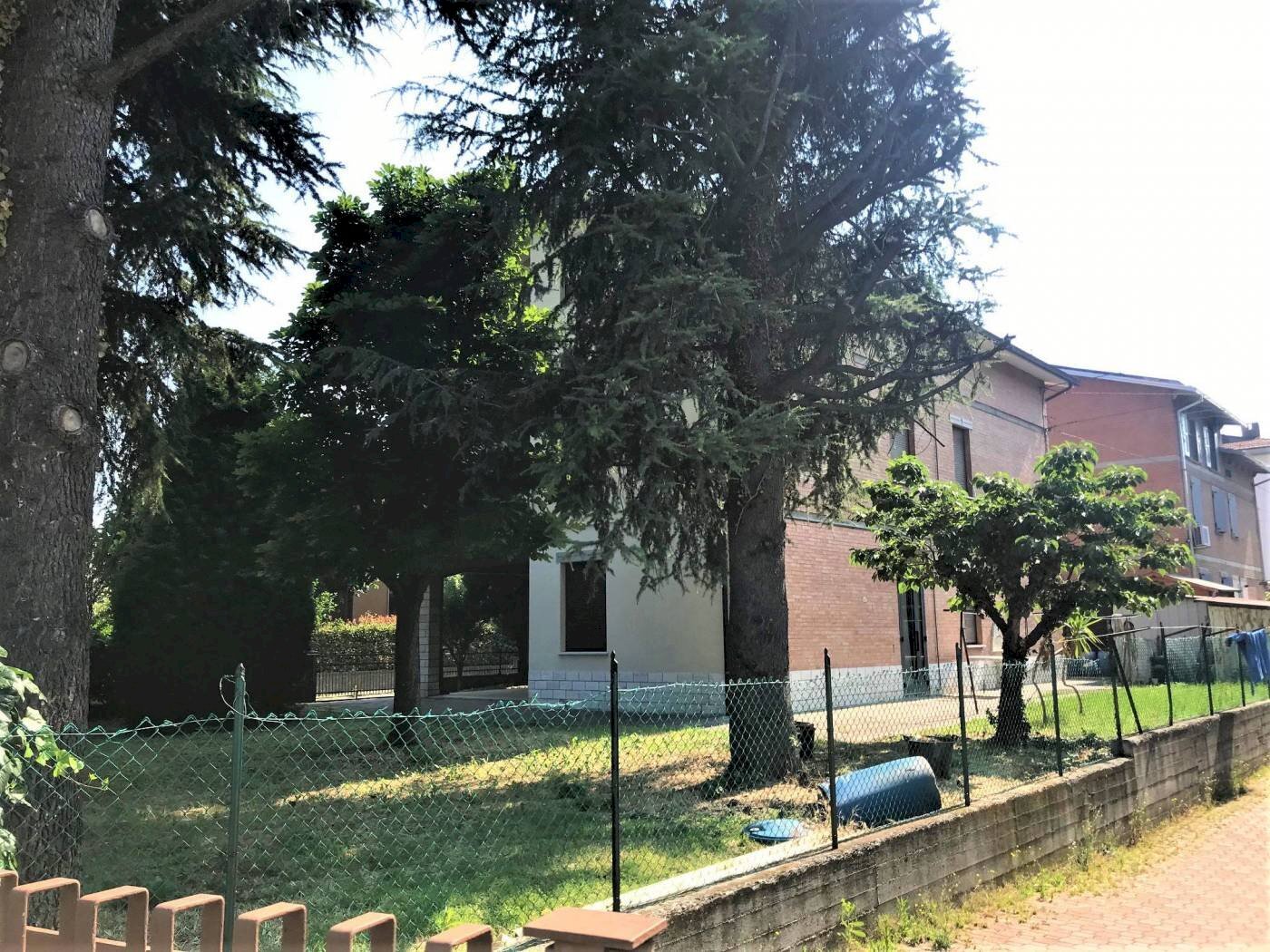 CASA SINGOLA CON GIARDINO