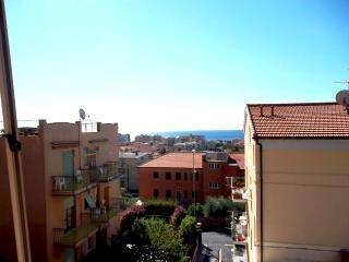 TRILOCALE CON BALCONATA ANGOLARE VISTA MARE