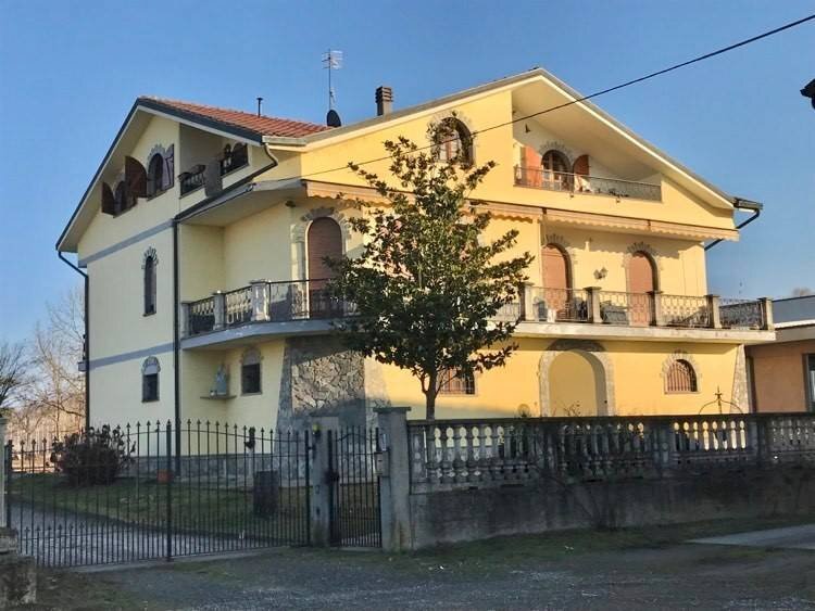 Villa trifamiliare a pochi Km da Nizza Monferrato