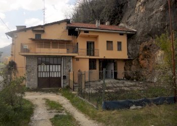 in Borgo San Dalmazzo proponiamo rustico con bilocale completamente ristrutturato, incassato sul... Via Valdieri