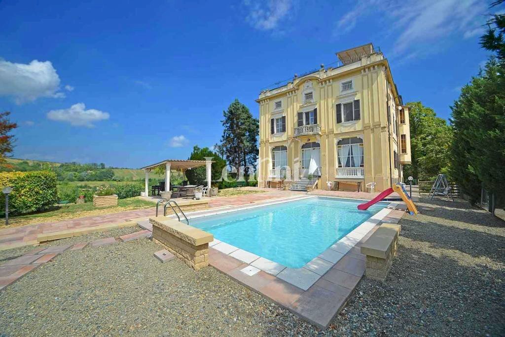Villa Liberty con piscina, nel Monferrato