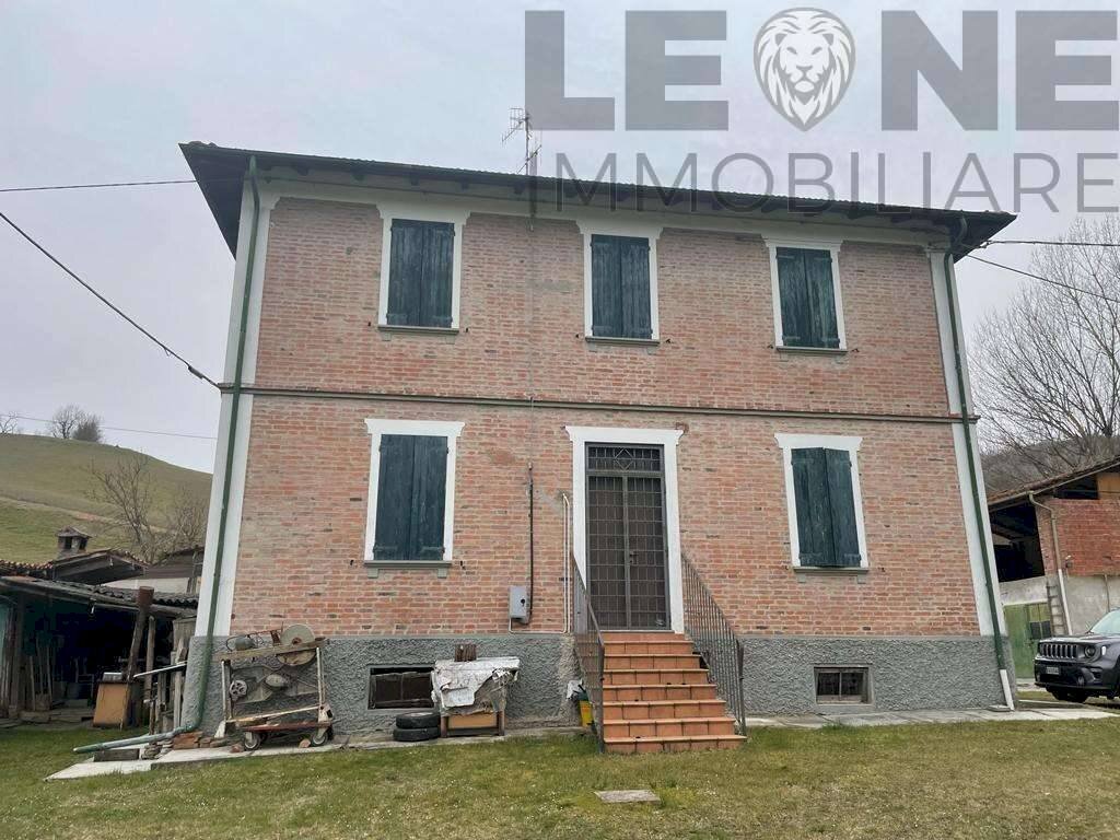 CASA DI CAMPAGNA IN POSIZIONE PRIVILEGIATA